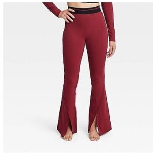 Women’s High Rise Split Fare Leggings.  Size M. color  vine red